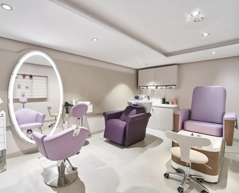 La salle VIP de The Beauty Loft, fauteuils lilas et miroir lumineux