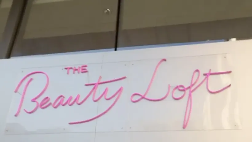 L'enseigne rose de The Beauty Loft à Mahaj Riad