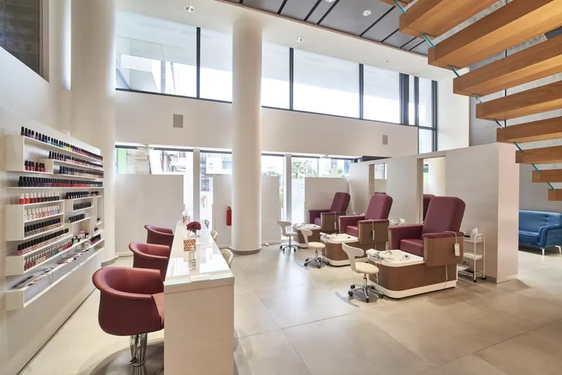 La salle du rez-de-chaussée de The Beauty Loft en double hauteur