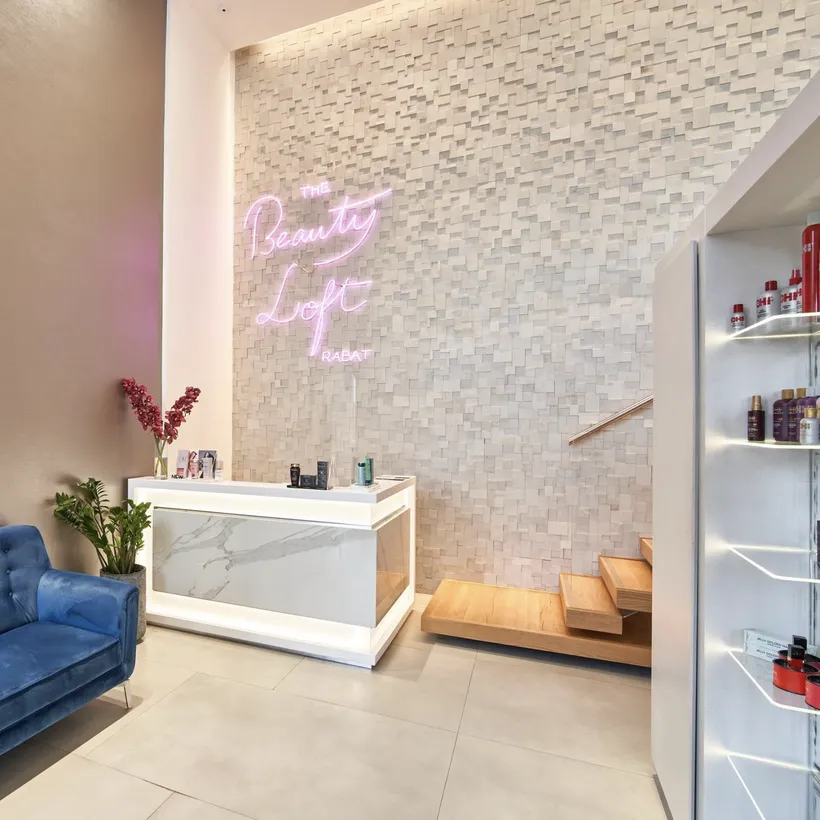 L'accueil de The Beauty Loft et son enseigne au néon rose