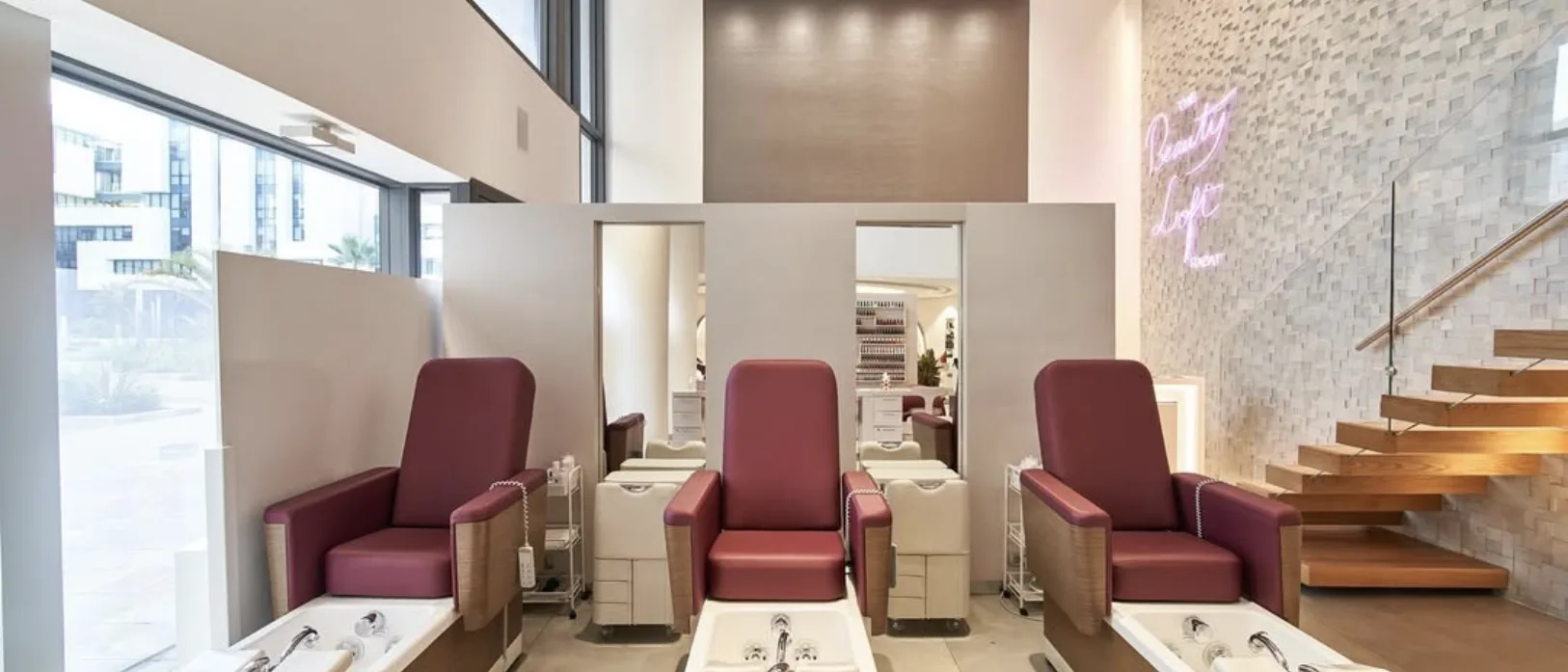Les fauteuils de pédicure spa de The Beauty Loft sous l'escalier